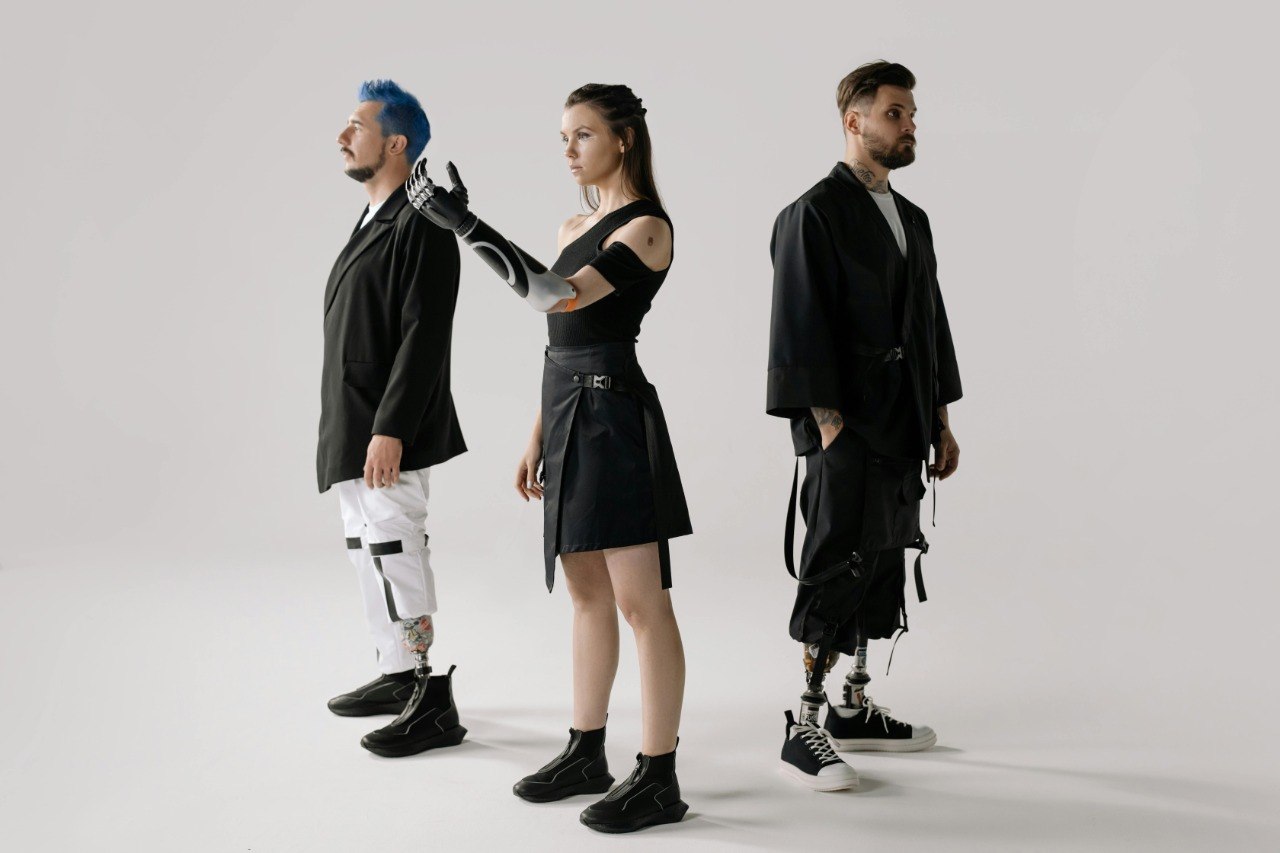 Creative photo and video shoot showcasing stylish portraits and social media content — photo 3
